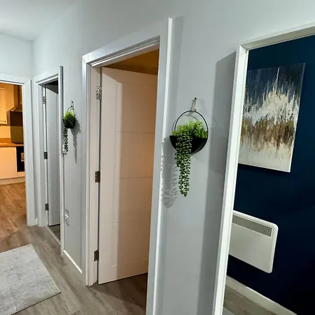 Spacious One Bedroom Apartment - With Parking And Wifi - Town Centre Location - Gated Access - Walk To Beach!-3