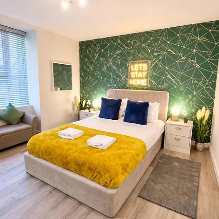 Spacious One Bedroom Apartment - With Parking And Wifi - Town Centre Location - Gated Access - Walk To Beach!-2